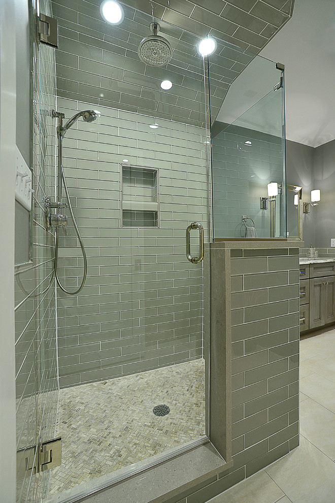 Foto di una grande stanza da bagno boho chic con pareti beige e pavimento in legno massello medio
