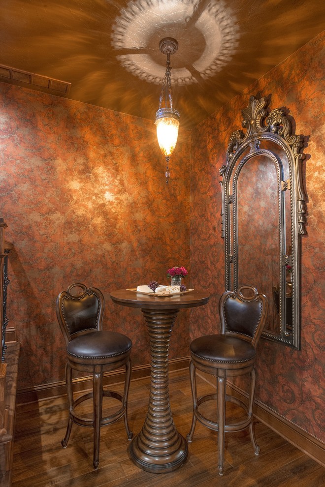 Immagine di una grande taverna classica interrata con pareti rosse e pavimento in legno massello medio