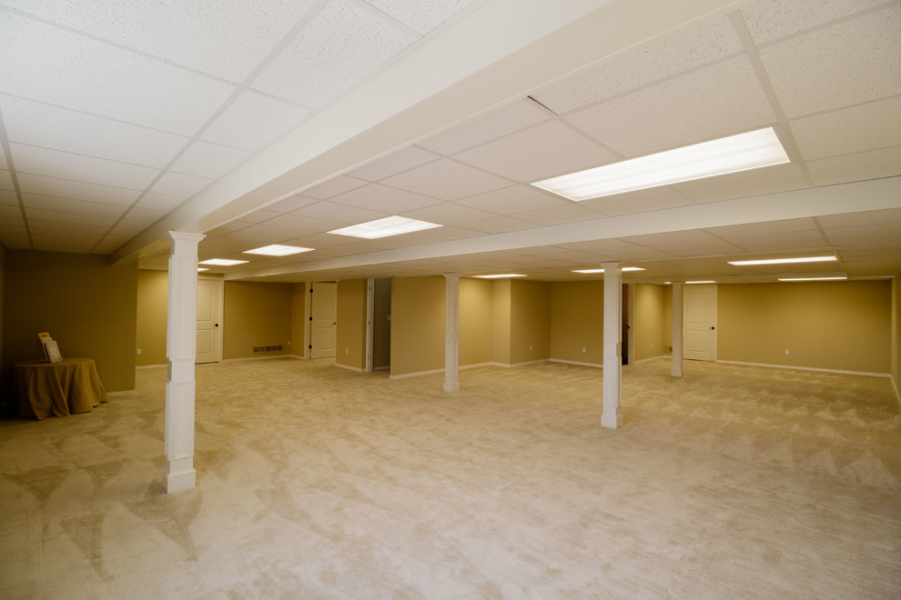 Idées déco pour un sous-sol classique semi-enterré et de taille moyenne avec un mur beige, moquette et un sol beige.