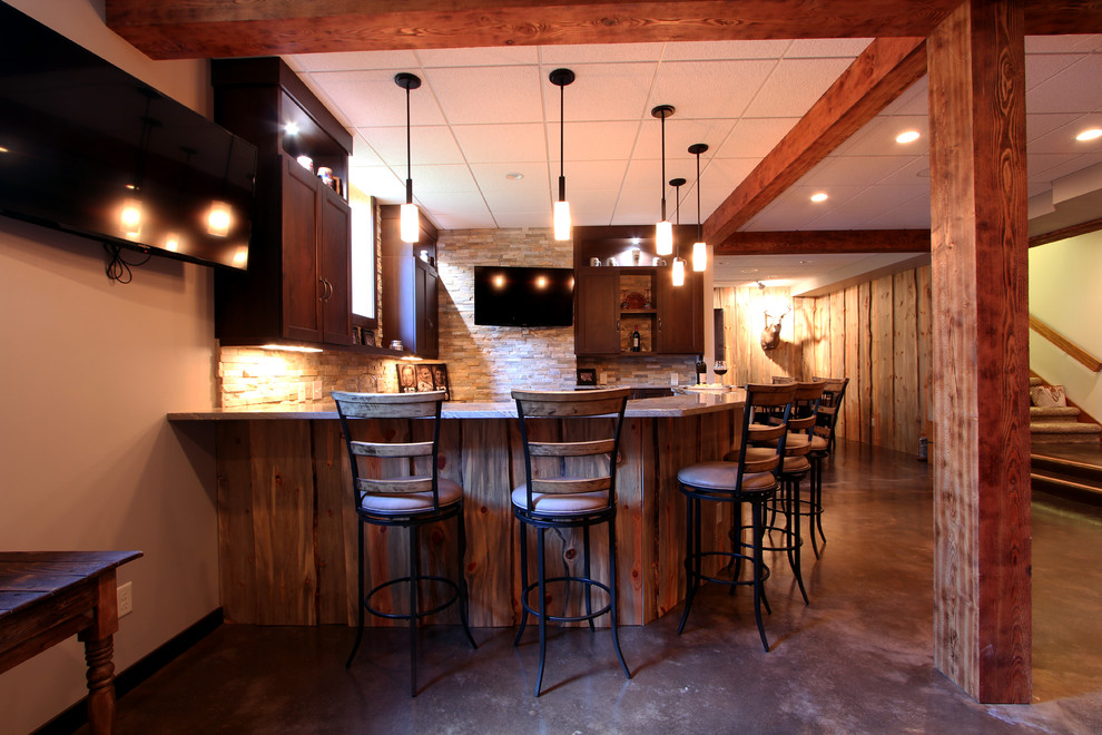 Esempio di una taverna stile rurale seminterrata con pareti beige e pavimento in cemento