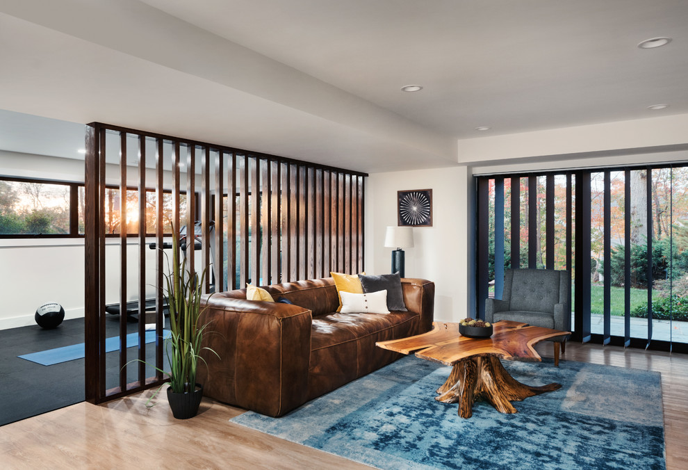 Idee per un soggiorno moderno con pareti beige e pavimento beige