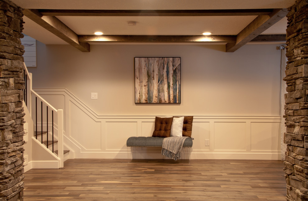 Großes Klassisches Untergeschoss mit beiger Wandfarbe, dunklem Holzboden, Kaminofen, Kaminumrandung aus Stein und braunem Boden in Sonstige