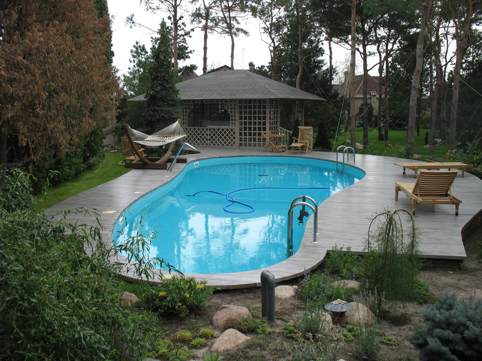 Стильный дизайн: бассейн среднего размера, в форме фасоли в современном стиле - последний тренд