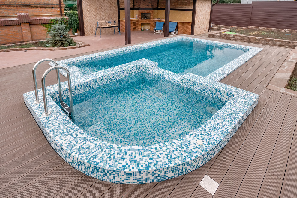 Idee per una piscina a sfioro infinito classica personalizzata di medie dimensioni e nel cortile laterale con una dépendance a bordo piscina e pedane