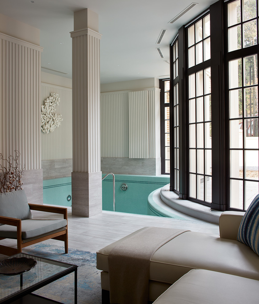 На фото: бассейн произвольной формы в доме в классическом стиле