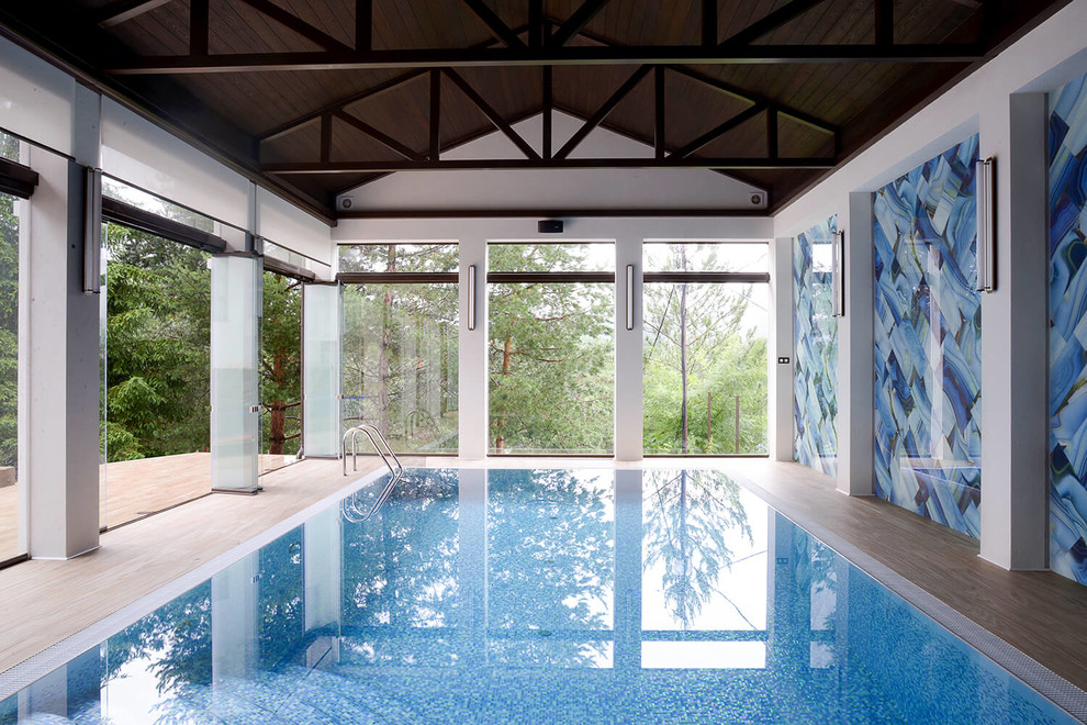 Стильный дизайн: спортивный, прямоугольный бассейн в доме в современном стиле - последний тренд