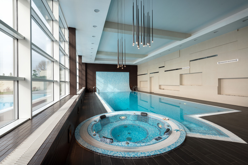 Свежая идея для дизайна: большой прямоугольный бассейн в доме в современном стиле с джакузи - отличное фото интерьера