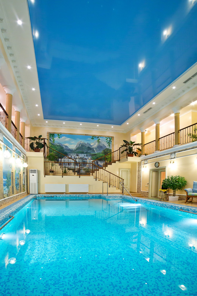 Свежая идея для дизайна: прямоугольный бассейн в доме в классическом стиле - отличное фото интерьера