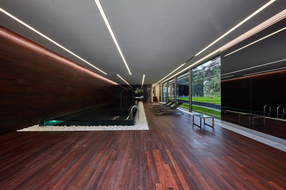 Идея дизайна: прямоугольный бассейн в доме в современном стиле
