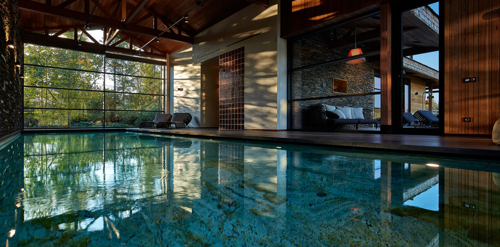 Источник вдохновения для домашнего уюта: прямоугольный бассейн среднего размера в доме в современном стиле с фонтаном и покрытием из каменной брусчатки
