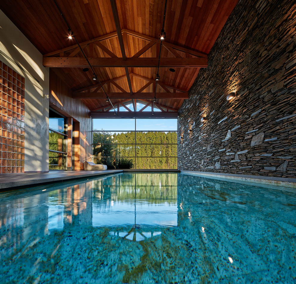 Foto de piscina actual de tamaño medio rectangular y interior con adoquines de piedra natural