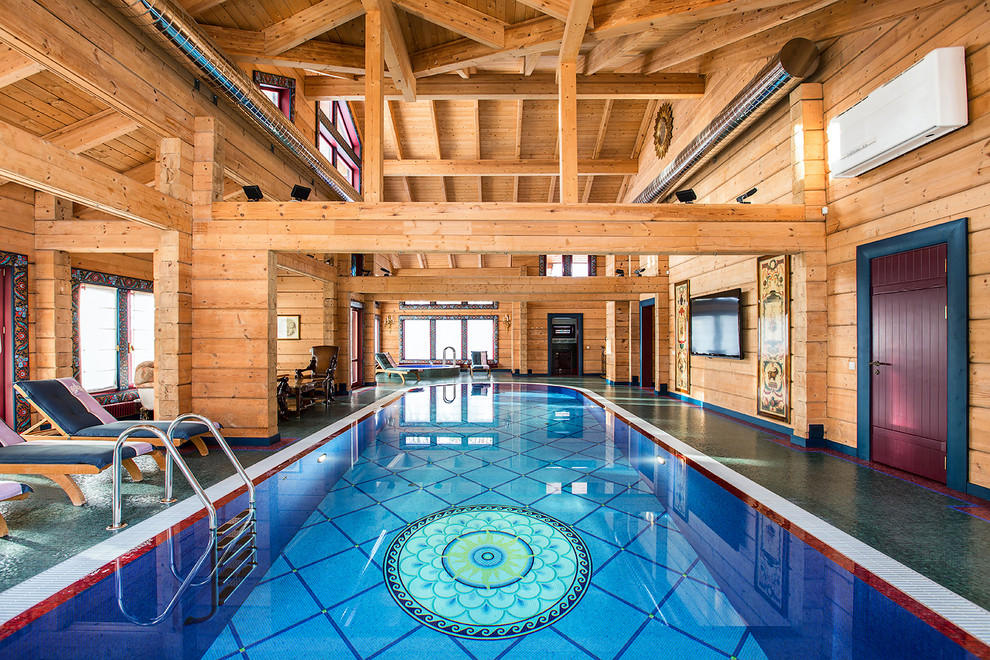 Свежая идея для дизайна: прямоугольный бассейн в доме в стиле кантри - отличное фото интерьера