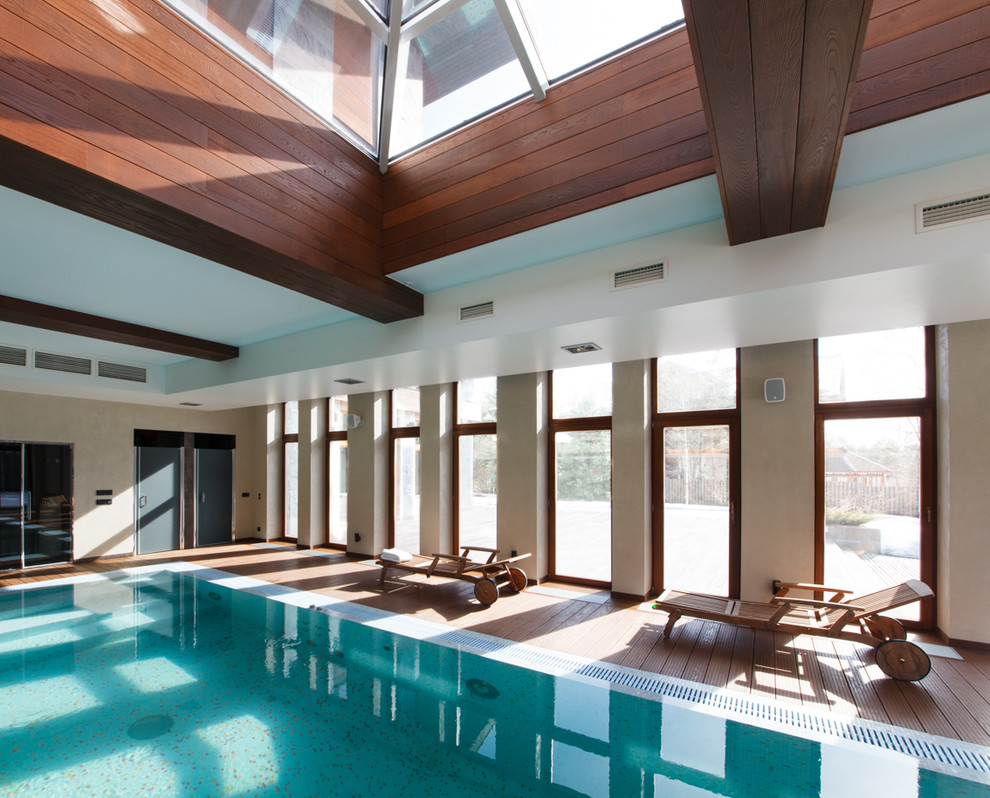 Стильный дизайн: большой спортивный, прямоугольный бассейн в доме в современном стиле с настилом - последний тренд