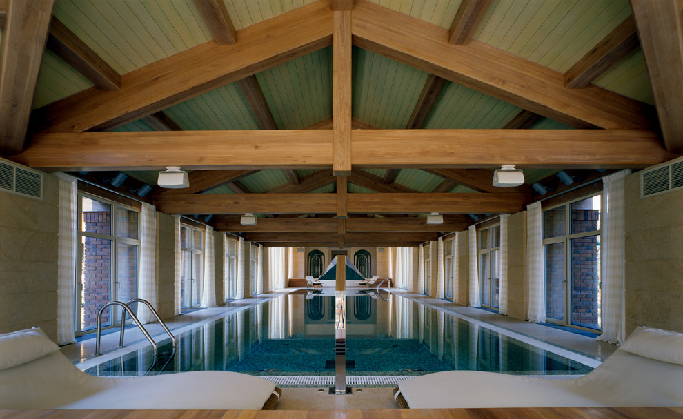 Ispirazione per una grande piscina monocorsia chic rettangolare nel cortile laterale con una vasca idromassaggio