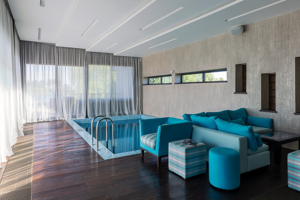 Example of a trendy indoor rectangular pool design in Moscow