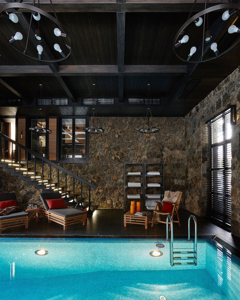 Стильный дизайн: прямоугольный бассейн в доме в средиземноморском стиле - последний тренд