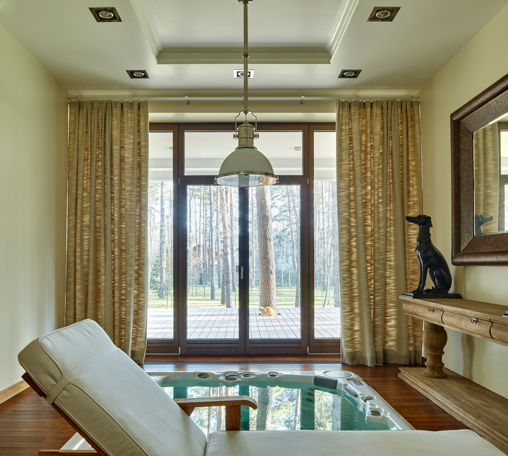 Пример оригинального дизайна: бассейн в доме в стиле неоклассика (современная классика) с джакузи
