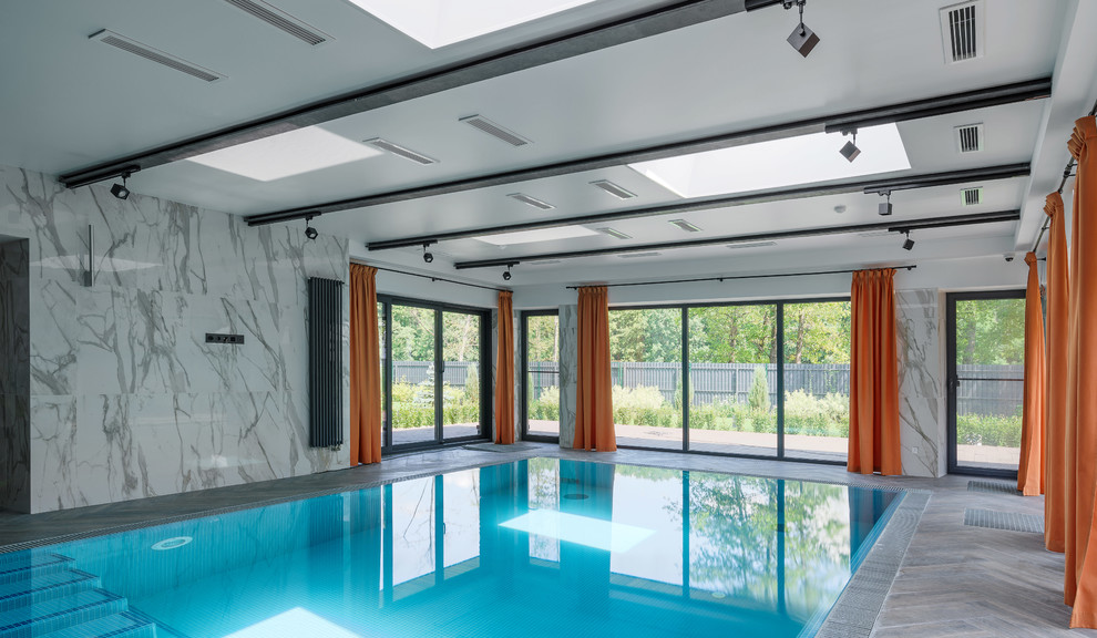 Стильный дизайн: прямоугольный бассейн в доме в современном стиле - последний тренд