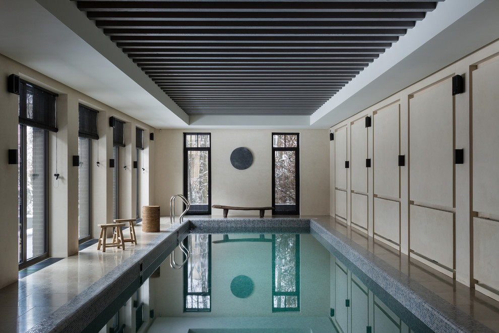 Imagen de piscina alargada contemporánea interior y rectangular