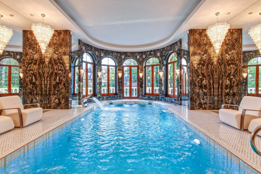Стильный дизайн: спортивный бассейн произвольной формы в доме в классическом стиле с фонтаном - последний тренд