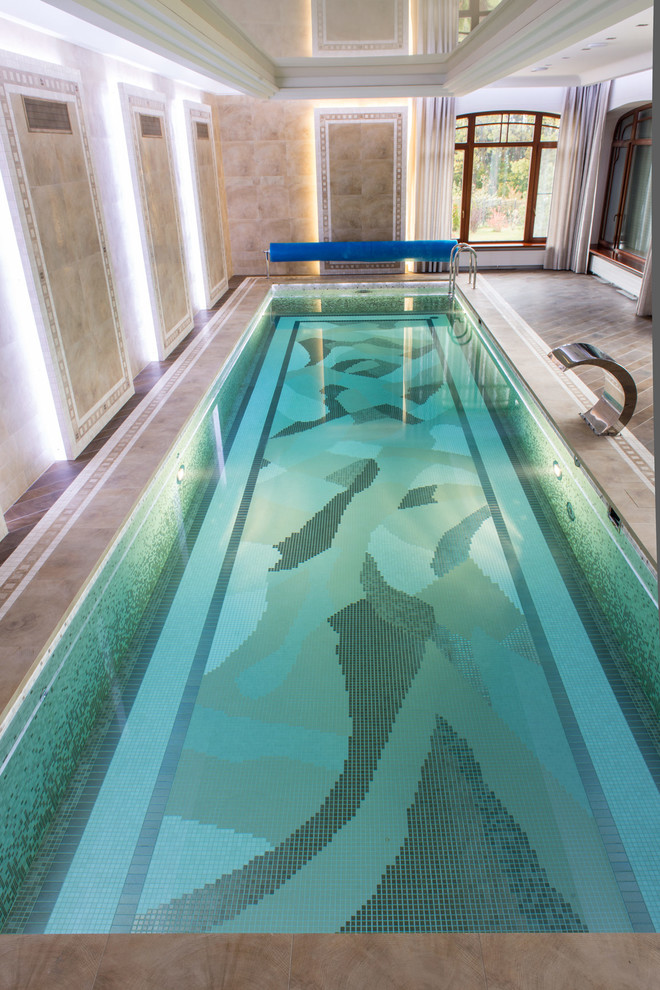 Immagine di un'ampia piscina chic rettangolare in cortile con una vasca idromassaggio e piastrelle