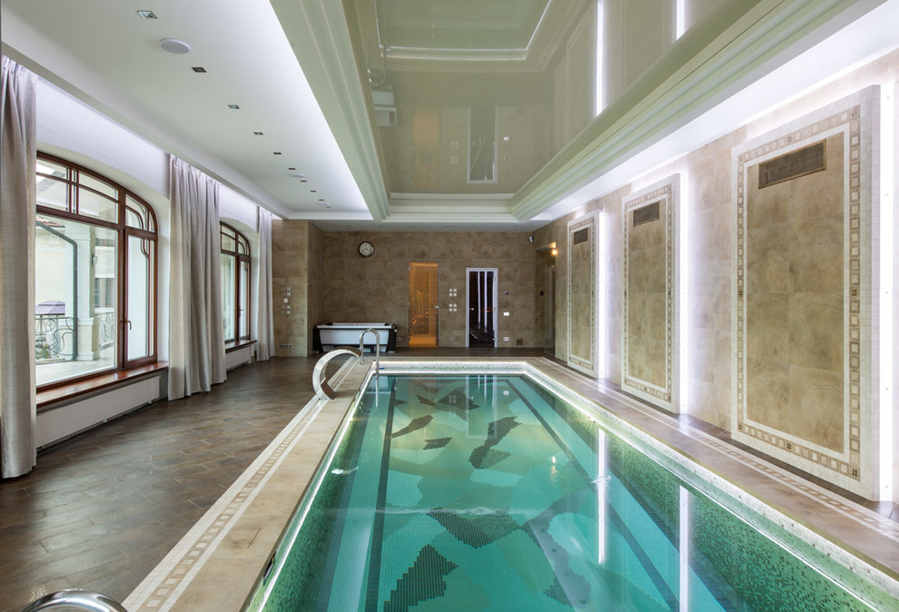 На фото: огромный прямоугольный бассейн в доме в стиле неоклассика (современная классика) с покрытием из плитки с