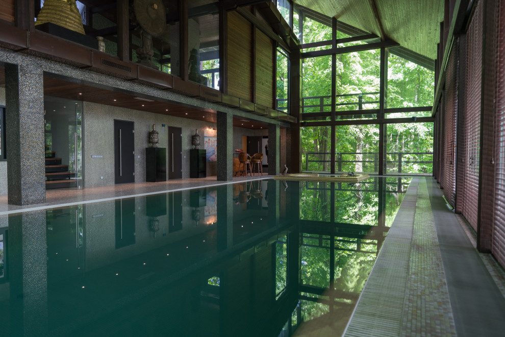 Пример оригинального дизайна: огромный прямоугольный бассейн в доме в современном стиле с джакузи и покрытием из плитки