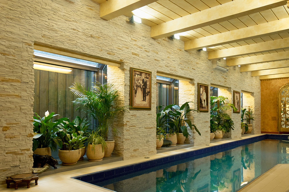 Пример оригинального дизайна: прямоугольный бассейн среднего размера на заднем дворе в средиземноморском стиле с домиком у бассейна и покрытием из плитки