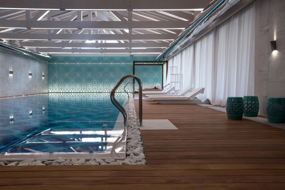Immagine di una piscina coperta contemporanea rettangolare