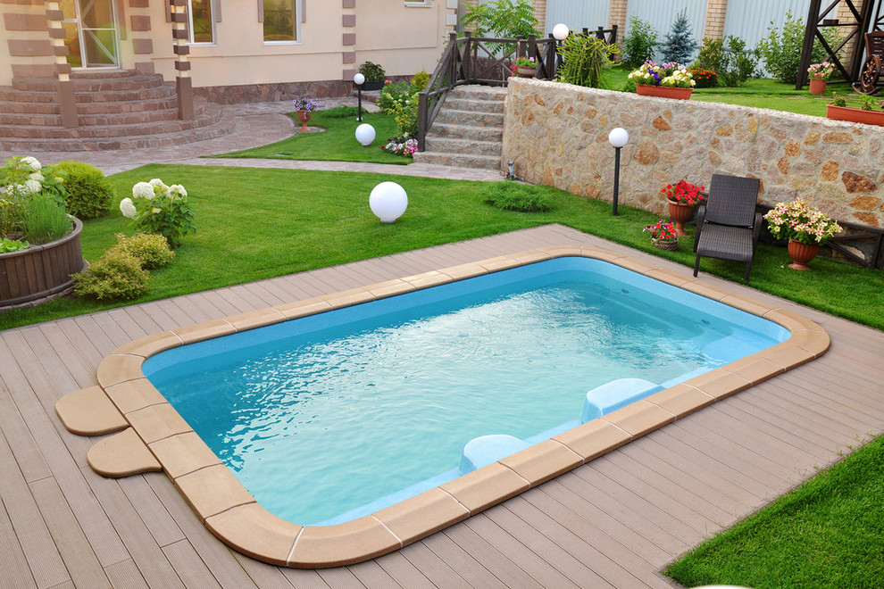 Moderner Pool hinter dem Haus in rechteckiger Form in Sonstige