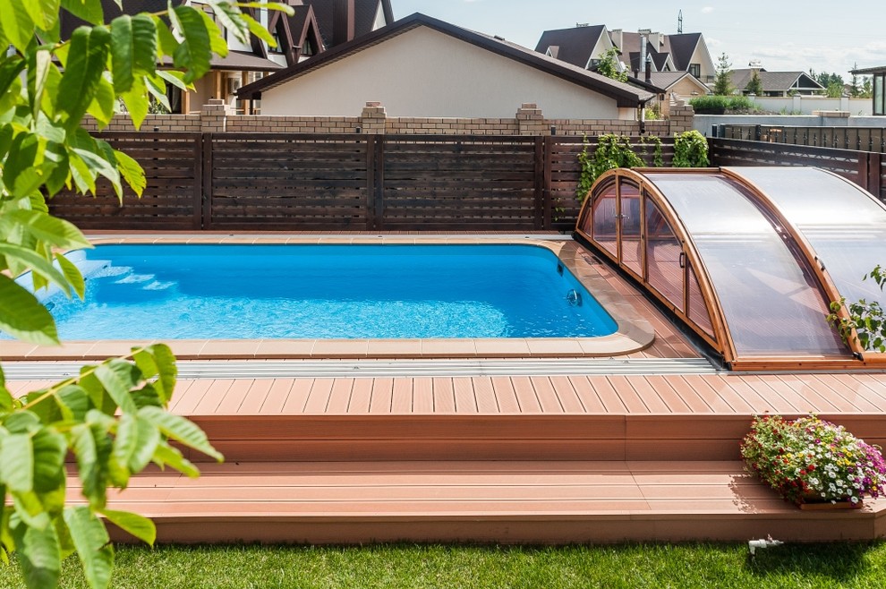 Стильный дизайн: наземный, прямоугольный бассейн среднего размера в современном стиле - последний тренд