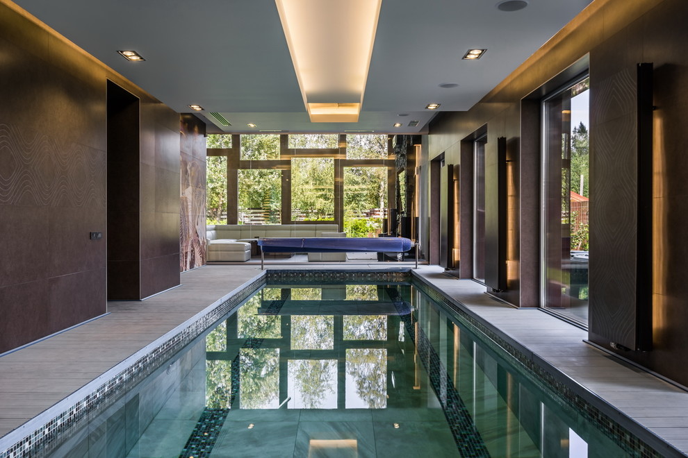 Свежая идея для дизайна: прямоугольный бассейн в доме в современном стиле - отличное фото интерьера