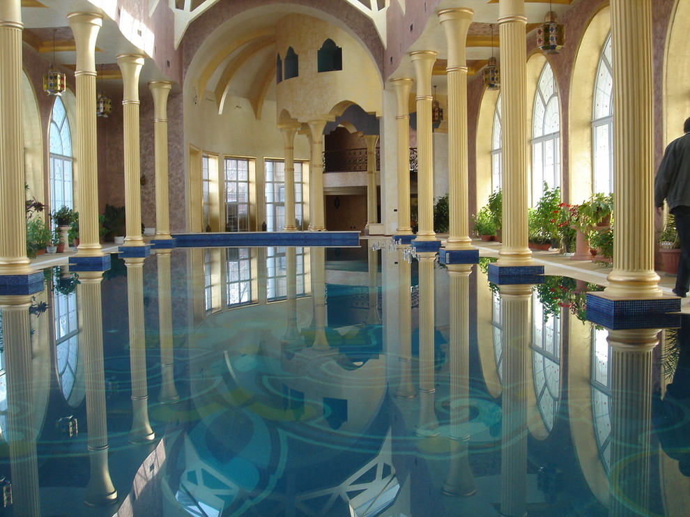 Foto de piscinas y jacuzzis elevados asiáticos grandes rectangulares en patio con adoquines de piedra natural