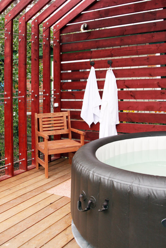 Exemple d'une piscine hors-sol tendance ronde avec une terrasse en bois.