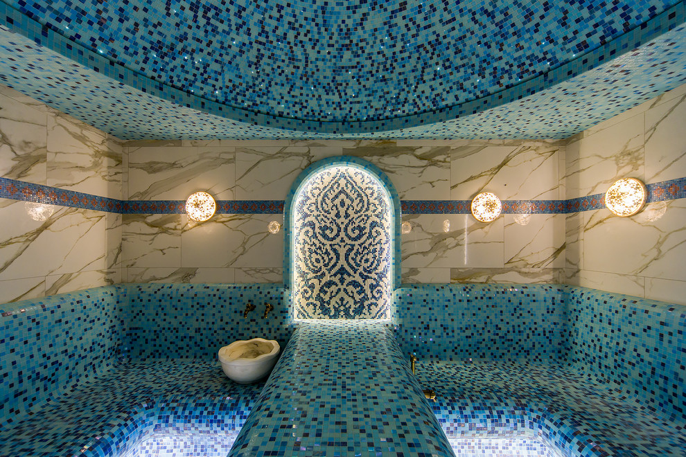 Imagen de piscina asiática grande interior y rectangular