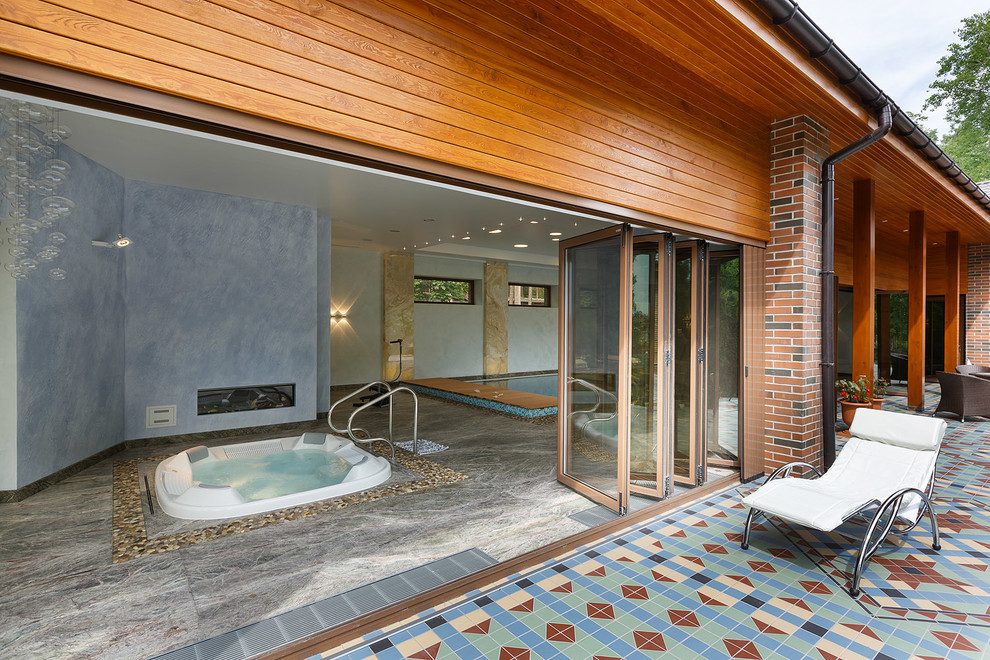 Источник вдохновения для домашнего уюта: прямоугольный бассейн среднего размера в современном стиле с джакузи