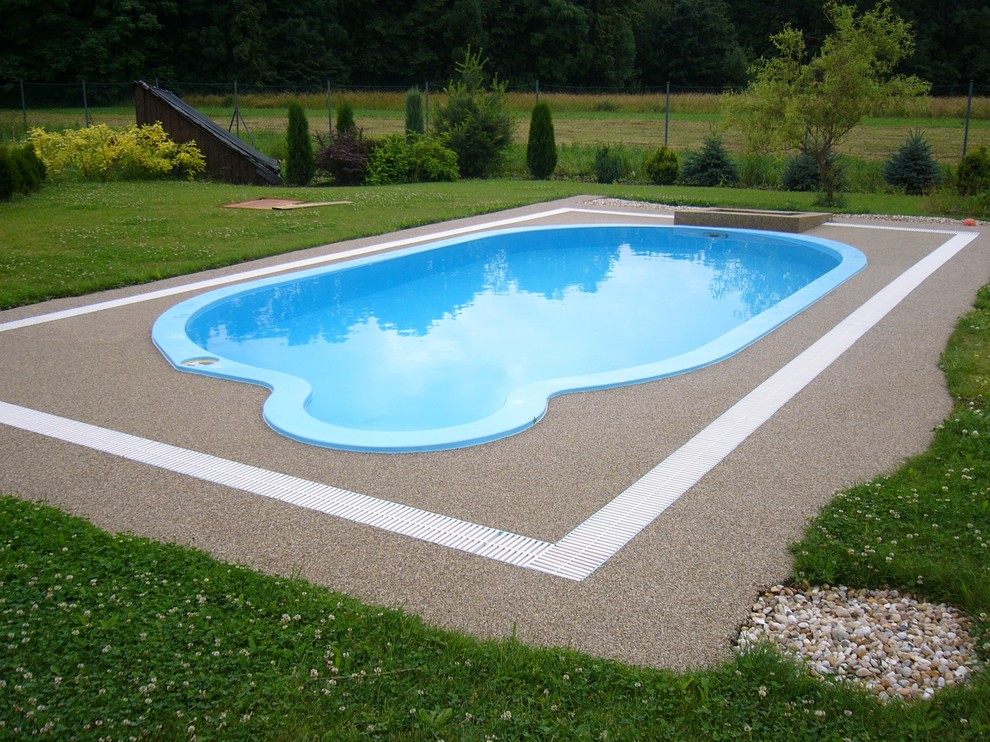 На фото: бассейн произвольной формы в современном стиле