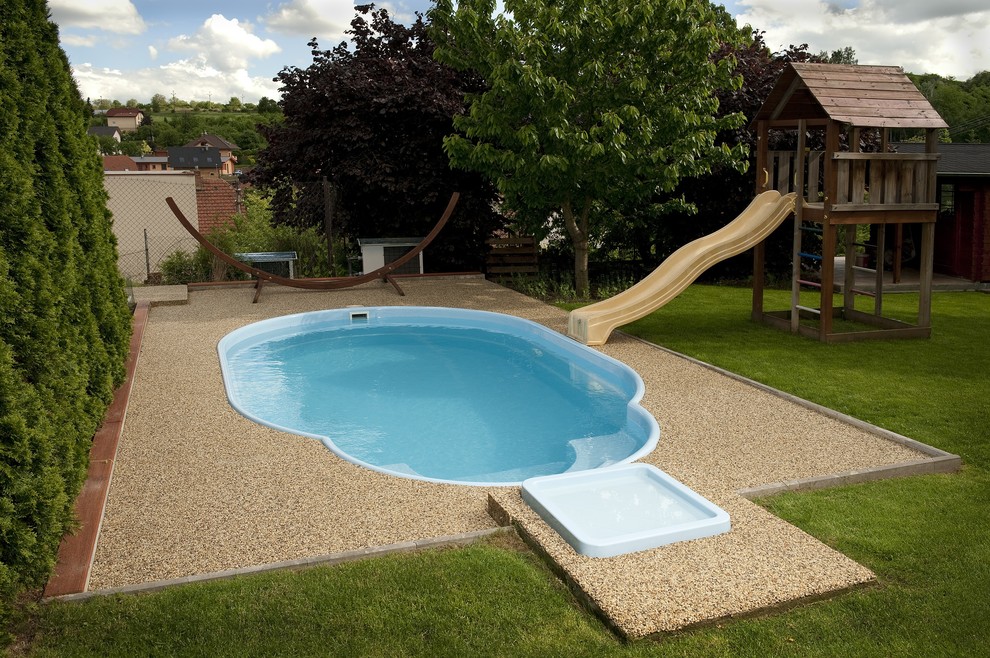 Aménagement d'une piscine contemporaine sur mesure avec un toboggan.