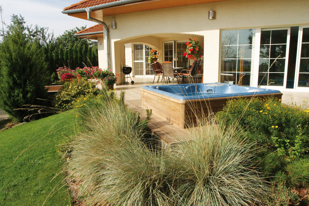Стильный дизайн: маленький наземный, прямоугольный бассейн на заднем дворе в современном стиле с джакузи для на участке и в саду - последний тренд