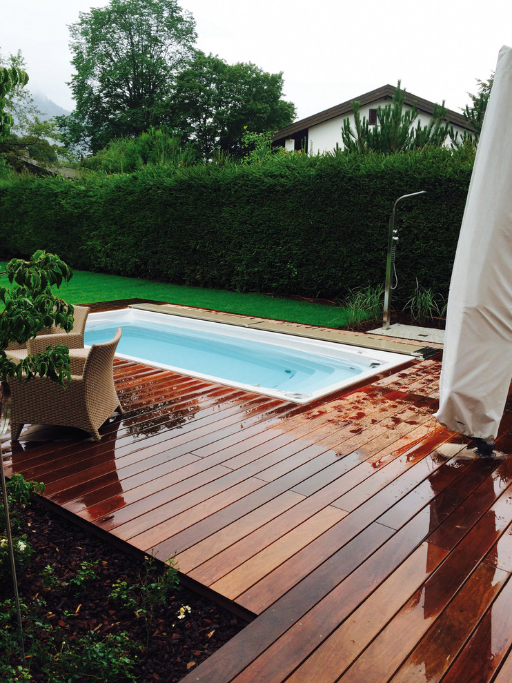 Свежая идея для дизайна: наземный, прямоугольный бассейн среднего размера на заднем дворе в современном стиле с джакузи - отличное фото интерьера