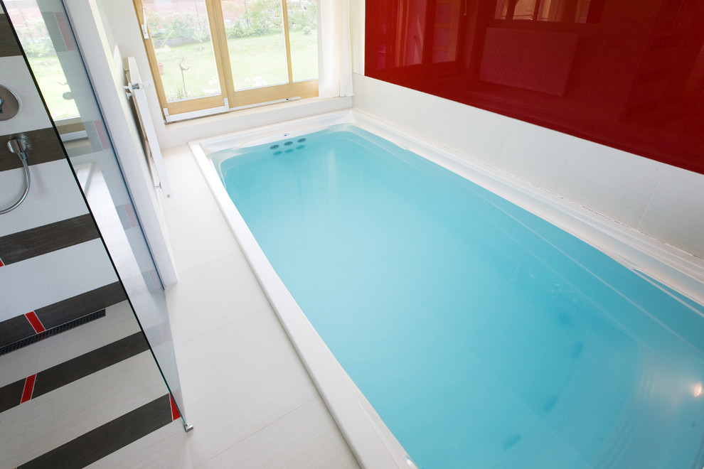Cette image montre une piscine hors-sol et arrière design de taille moyenne et rectangle avec un bain bouillonnant.