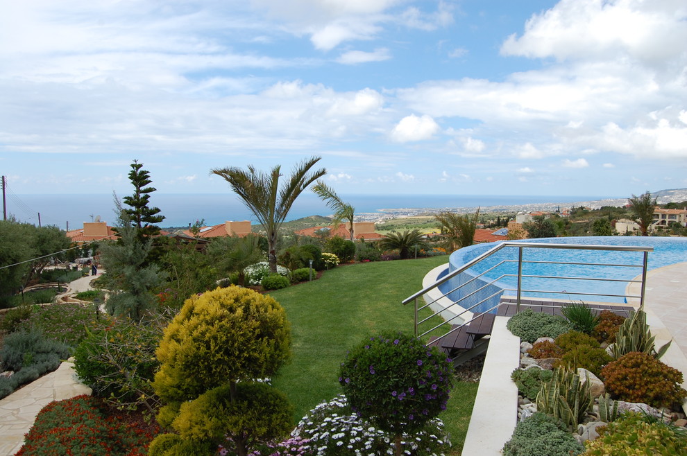 На фото: бассейн в средиземноморском стиле с фонтаном с