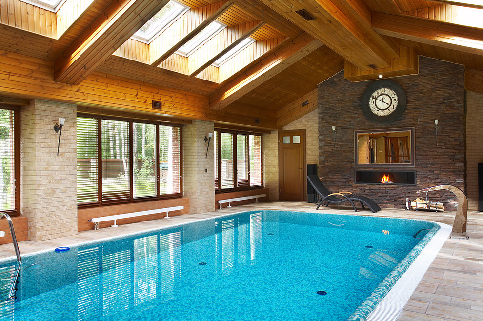 Foto de piscina rural rectangular y interior