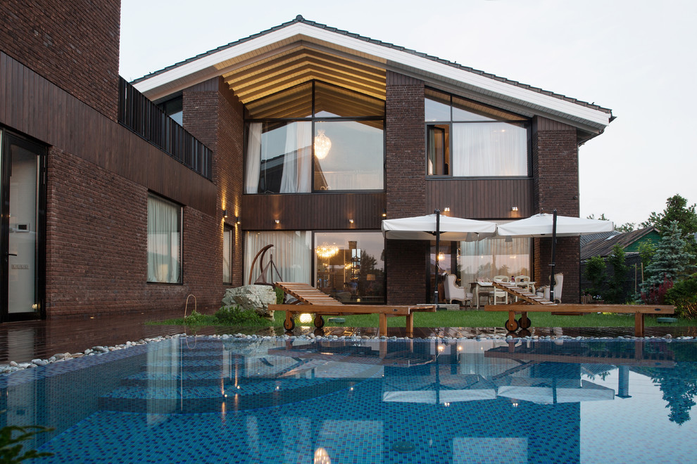 Diseño de piscina elevada actual de tamaño medio rectangular en patio con entablado