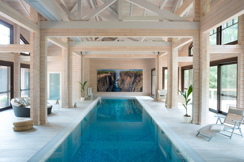 Стильный дизайн: большой прямоугольный бассейн в доме в современном стиле - последний тренд