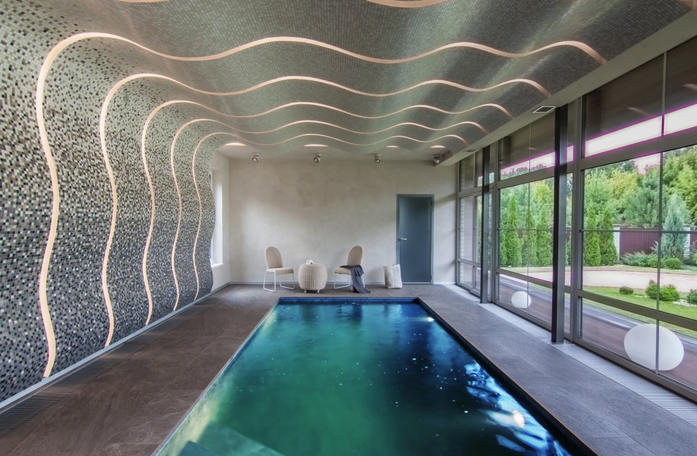 Источник вдохновения для домашнего уюта: прямоугольный бассейн в доме в современном стиле с покрытием из плитки