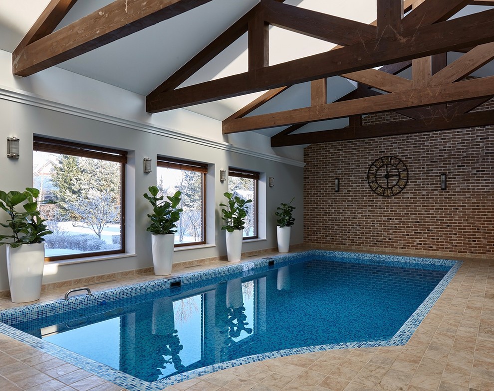 Стильный дизайн: бассейн произвольной формы в доме в стиле рустика - последний тренд