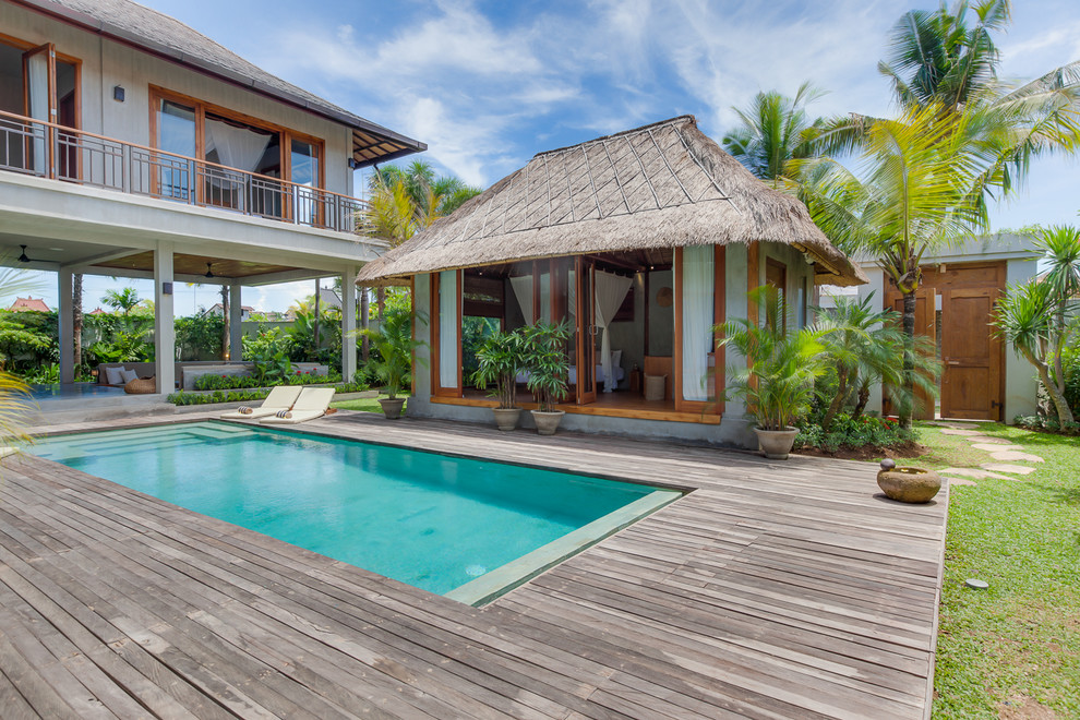 Cette image montre un Abris de piscine et pool houses ethnique rectangle avec une terrasse en bois.