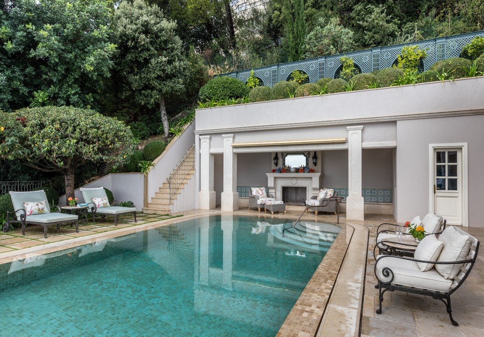 Imagen de piscina clásica rectangular en patio delantero
