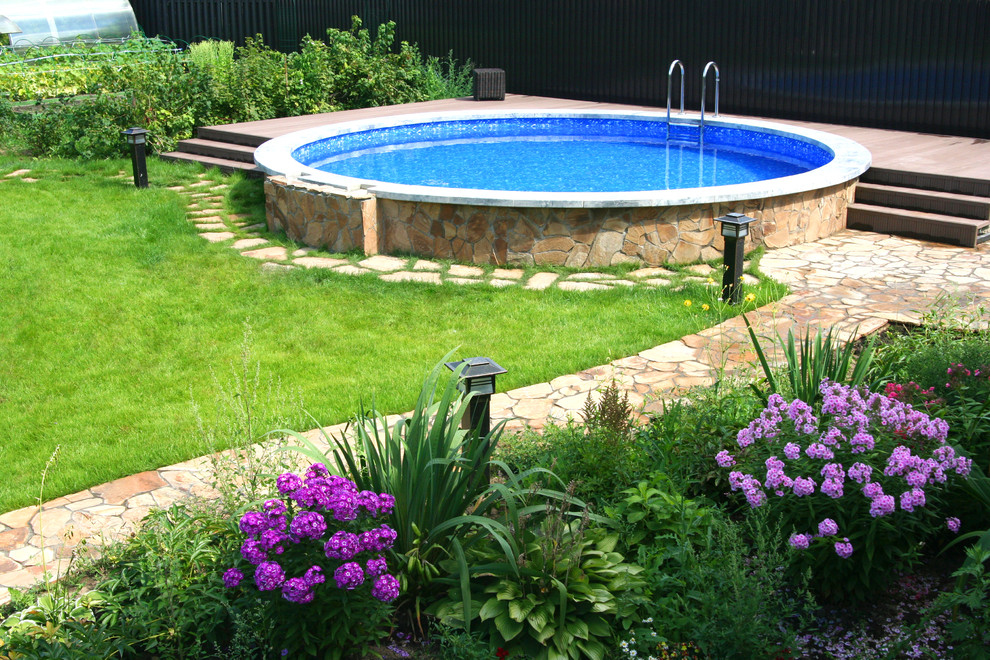 На фото: маленький круглый бассейн на внутреннем дворе в современном стиле для на участке и в саду